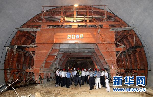 大連正在施工的一條隧道今日早上發(fā)生坍塌